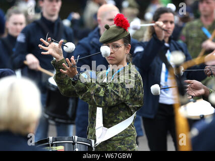 Ein Spieler während einer Probe der Royal Edinburgh Military Tattoo 2019 in Redford Barracks in Edinburgh. Das Thema in diesem Jahr ist Kaleidoskop und fast 1.200 Darsteller aus aller Welt nehmen daran teil. Stockfoto