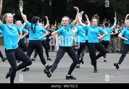 Highland Tänzer während einer Probe der Royal Edinburgh Military Tattoo 2019 in Redford Barracks in Edinburgh. Das Thema in diesem Jahr ist Kaleidoskop und fast 1.200 Darsteller aus aller Welt nehmen daran teil. Stockfoto