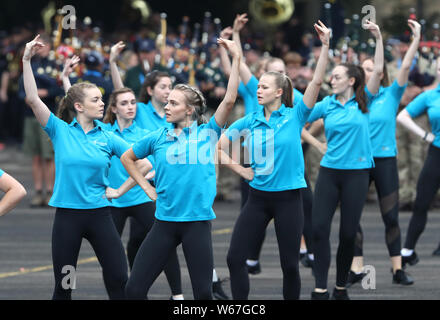 Highland Tänzer während einer Probe der Royal Edinburgh Military Tattoo 2019 in Redford Barracks in Edinburgh. Das Thema in diesem Jahr ist Kaleidoskop und fast 1.200 Darsteller aus aller Welt nehmen daran teil. Stockfoto