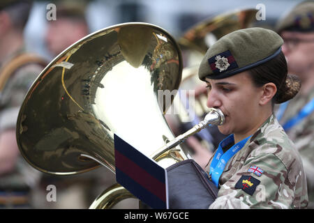 Ein Spieler während einer Probe der Royal Edinburgh Military Tattoo 2019 in Redford Barracks in Edinburgh. Das Thema in diesem Jahr ist Kaleidoskop und fast 1.200 Darsteller aus aller Welt nehmen daran teil. Stockfoto