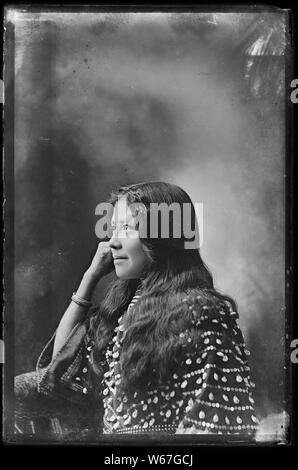 Gebürtige Amerikaner von der südöstlichen Idaho; Allgemeine Hinweise: Dieses Foto ist von Joanna Scherer identifiziert worden wie von benedicte Wrensted, deren Fotostudio in Pocatello, Idaho entfernt wurde. Frau Scherer ist ein Anthropologe, der auf der Smithsonian Institution's, Handbuch der Nordamerikanischen Indianer Projekt gearbeitet wurde. Wrensted gelernt Fotografie von ihrer Tante in Dänemark in den 1880er Jahren und hatten ein Studio in Horsens, Dänemark für ungefähr vier Jahre. Wrensted kam in die Vereinigten Staaten von Dänemark im Jahr 1894, zog nach Pocatello, andpurchased im Studio von A.B. Hower im Jahre 1895. Sie fuhr fort zu p Stockfoto