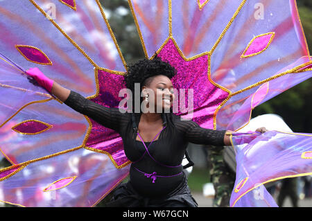 Ein Darsteller aus Trinidad und Tobago während einer Probe der Royal Edinburgh Military Tattoo 2019 in Redford Barracks in Edinburgh. Das Thema in diesem Jahr ist Kaleidoskop und fast 1.200 Darsteller aus aller Welt nehmen daran teil. Stockfoto