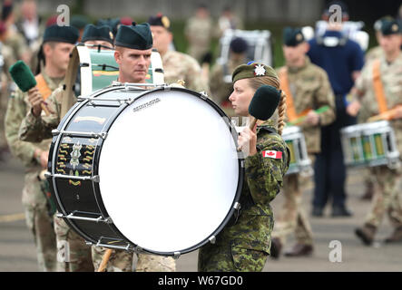 Ein Spieler während einer Probe der Royal Edinburgh Military Tattoo 2019 in Redford Barracks in Edinburgh. Das Thema in diesem Jahr ist Kaleidoskop und fast 1.200 Darsteller aus aller Welt nehmen daran teil. Stockfoto