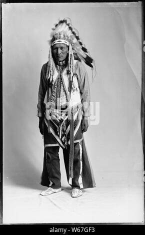 Gebürtige Amerikaner von der südöstlichen Idaho; Allgemeine Hinweise: Dieses Foto ist von Joanna Scherer identifiziert worden wie von benedicte Wrensted, deren Fotostudio in Pocatello, Idaho entfernt wurde. Frau Scherer ist ein Anthropologe, der auf der Smithsonian Institution's, Handbuch der Nordamerikanischen Indianer Projekt gearbeitet wurde. Wrensted gelernt Fotografie von ihrer Tante in Dänemark in den 1880er Jahren und hatten ein Studio in Horsens, Dänemark für ungefähr vier Jahre. Wrensted kam in die Vereinigten Staaten von Dänemark im Jahr 1894, zog nach Pocatello, andpurchased im Studio von A.B. Hower im Jahre 1895. Sie fuhr fort zu p Stockfoto