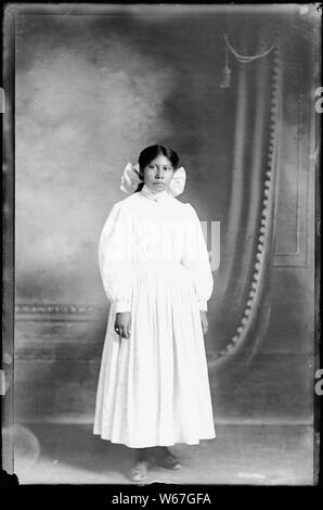 Gebürtige Amerikaner von der südöstlichen Idaho; Allgemeine Hinweise: Dieses Foto ist von Joanna Scherer identifiziert worden wie von benedicte Wrensted, deren Fotostudio in Pocatello, Idaho entfernt wurde. Frau Scherer ist ein Anthropologe, der auf der Smithsonian Institution's, Handbuch der Nordamerikanischen Indianer Projekt gearbeitet wurde. Wrensted gelernt Fotografie von ihrer Tante in Dänemark in den 1880er Jahren und hatten ein Studio in Horsens, Dänemark für ungefähr vier Jahre. Wrensted kam in die Vereinigten Staaten von Dänemark im Jahr 1894, zog nach Pocatello, andpurchased im Studio von A.B. Hower im Jahre 1895. Sie fuhr fort zu p Stockfoto