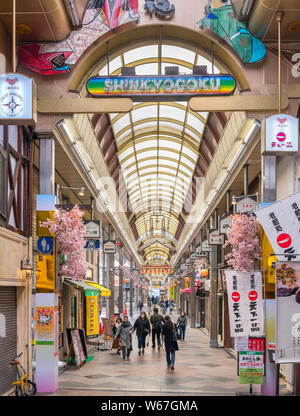 Geschäfte auf shinkyogoku Arkaden in der Innenstadt von Kyoto, Japan Stockfoto