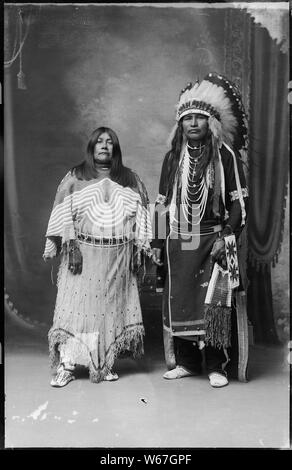 Gebürtige Amerikaner von der südöstlichen Idaho; Allgemeine Hinweise: Dieses Foto ist von Joanna Scherer identifiziert worden wie von benedicte Wrensted, deren Fotostudio in Pocatello, Idaho entfernt wurde. Frau Scherer ist ein Anthropologe, der auf der Smithsonian Institution's, Handbuch der Nordamerikanischen Indianer Projekt gearbeitet wurde. Wrensted gelernt Fotografie von ihrer Tante in Dänemark in den 1880er Jahren und hatten ein Studio in Horsens, Dänemark für ungefähr vier Jahre. Wrensted kam in die Vereinigten Staaten von Dänemark im Jahr 1894, zog nach Pocatello, andpurchased im Studio von A.B. Hower im Jahre 1895. Sie fuhr fort zu p Stockfoto