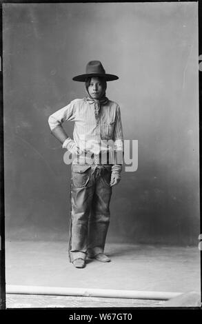 Gebürtige Amerikaner von der südöstlichen Idaho; Allgemeine Hinweise: Dieses Foto ist von Joanna Scherer identifiziert worden wie von benedicte Wrensted, deren Fotostudio in Pocatello, Idaho entfernt wurde. Frau Scherer ist ein Anthropologe, der auf der Smithsonian Institution's, Handbuch der Nordamerikanischen Indianer Projekt gearbeitet wurde. Wrensted gelernt Fotografie von ihrer Tante in Dänemark in den 1880er Jahren und hatten ein Studio in Horsens, Dänemark für ungefähr vier Jahre. Wrensted kam in die Vereinigten Staaten von Dänemark im Jahr 1894, zog nach Pocatello, andpurchased im Studio von A.B. Hower im Jahre 1895. Sie fuhr fort zu p Stockfoto