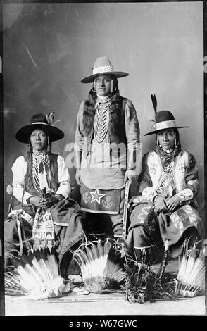 Gebürtige Amerikaner von der südöstlichen Idaho; Allgemeine Hinweise: Dieses Foto ist von Joanna Scherer identifiziert worden wie von benedicte Wrensted, deren Fotostudio in Pocatello, Idaho entfernt wurde. Frau Scherer ist ein Anthropologe, der auf der Smithsonian Institution's, Handbuch der Nordamerikanischen Indianer Projekt gearbeitet wurde. Wrensted gelernt Fotografie von ihrer Tante in Dänemark in den 1880er Jahren und hatten ein Studio in Horsens, Dänemark für ungefähr vier Jahre. Wrensted kam in die Vereinigten Staaten von Dänemark im Jahr 1894, zog nach Pocatello, andpurchased im Studio von A.B. Hower im Jahre 1895. Sie fuhr fort zu p Stockfoto