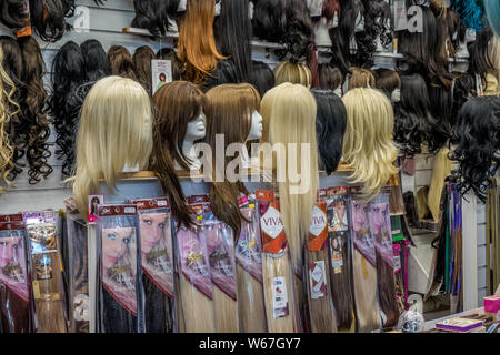 Marktstand verkaufen verschiedene Haar Stück Stockfoto