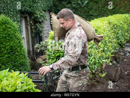 Ein Soldat von 2 Yorks Stapel Sandsäcke in Grinton, North Yorkshire, nachdem Teile der Region hatte bis zu 82,2 mm Regen in 24 Stunden am Dienstag. Stockfoto