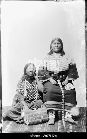 Gebürtige Amerikaner von der südöstlichen Idaho; Allgemeine Hinweise: Dieses Foto ist von Joanna Scherer identifiziert worden wie von benedicte Wrensted, deren Fotostudio in Pocatello, Idaho entfernt wurde. Frau Scherer ist ein Anthropologe, der auf der Smithsonian Institution's, Handbuch der Nordamerikanischen Indianer Projekt gearbeitet wurde. Wrensted gelernt Fotografie von ihrer Tante in Dänemark in den 1880er Jahren und hatten ein Studio in Horsens, Dänemark für ungefähr vier Jahre. Wrensted kam in die Vereinigten Staaten von Dänemark im Jahr 1894, zog nach Pocatello, andpurchased im Studio von A.B. Hower im Jahre 1895. Sie fuhr fort zu p Stockfoto