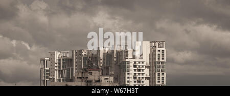 Verzögerung Monsun regnerischen Tag Stadt. Schwere stürmischer Regen Wolken oben Hochhaus. Stürme und dunklen Monsune typische moderne Wolkenkratzer. Kolkata, werden Stockfoto