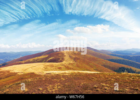 Mountain Range rolling weit entfernt am Horizont. schönen Sommer Landschaft. sonniges Wetter mit Wolken am Himmel. Pfad durch die Kante in der Stockfoto