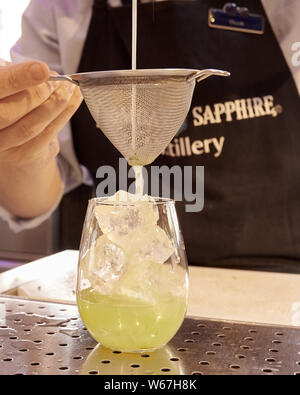 Gin bar. Frische pflanzliche Stoffe in ein Glas gespannt. Schuss an der Bombay Sapphire Fabrik, Whitchurch Stockfoto