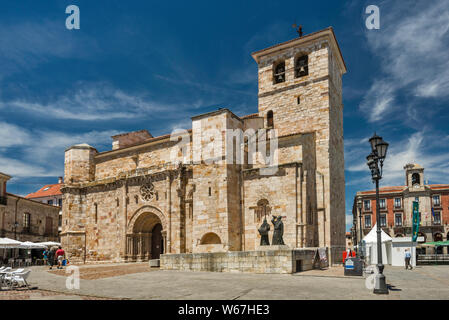 Iglesia de San Juan de Puerta Nueva, 12. Jahrhundert, romanische Kirche, der Plaza Mayor, in Zamora Castilla y Leon, Spanien Stockfoto