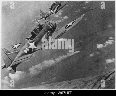 U.S. Navy Douglas SBD-3 Dauntless dive Bomber von Scouting Squadron 8 (VS-8) aus dem Flugzeugträger USS Hornet (CV-8) Anfahren der brennende Japanische schwere Kreuzer Mikuma den dritten Satz von Angriffen auf Ihr zu bilden, während der Schlacht um Midway am 6. Juni 1942.; Allgemeine Hinweise: Verwenden Sie Krieg und Konflikt Nummer 972 bei der Bestellung eine Reproduktion oder Anforderung von Informationen zu diesem Bild. Stockfoto