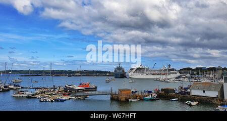 Pacific Princess, Princess Cruises, segelte in Falmouth kurz nach 8.30 Uhr, Docking an der Grafschaft Wharf, in Cornwall, Großbritannien. Stockfoto