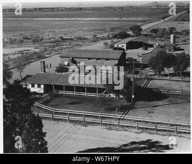 In der Nähe von Coolidge, Pinal County, Arizona. Landwirtschaftliche Gebäude und die umliegenden Felder des Casa Grande ein. . .; Umfang und Inhalt: Die Bildunterschrift lautet wie folgt: In der Nähe von Coolidge, Pinal County, Arizona. Landwirtschaftliche Gebäude und die umliegenden Felder des Casa Grande kooperative farm Projekt (FSA). Stockfoto