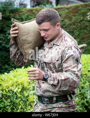 Ein Soldat von 2 Yorks Stapel Sandsäcke in Grinton, North Yorkshire, nachdem Teile der Region hatte bis zu 82,2 mm Regen in 24 Stunden am Dienstag. Stockfoto