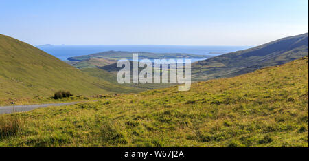 Panoramablick vom Conor Pass auf der Dingle Halbinsel nach Südwesten in Richtung Dingle Harbour im County Kerry, Irland Stockfoto