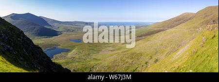 Panoramablick vom Conor Pass auf der Dingle Halbinsel nach Nordosten in Richtung Brandon Bay im County Kerry, Irland Stockfoto