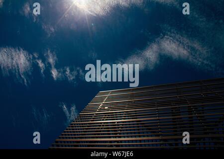 Low-Angle-Aufnahme aus Metallrahmen mit Wolken und blau Himmel im Hintergrund Stockfoto