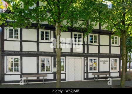 Deutschland, Nordrhein-Westfalen, Kreis Gütersloh, Verl, Heimathaus am St.-Anna-Kirchplatz Stockfoto