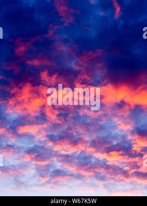 Himmel bei Sonnenuntergang mit Rosa/orange Wolken Stockfoto