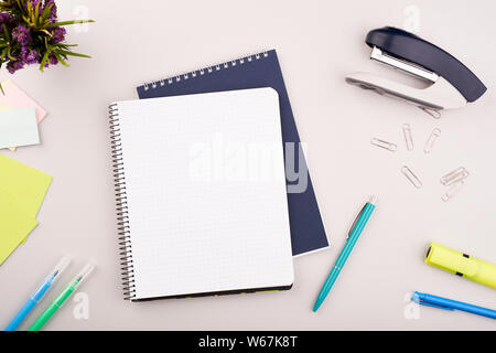 Routenplaner auf dem grauen Holz- Arbeitstisch. Leeres weißes Papier auf Schreibtisch Stockfoto