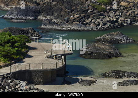 Oder: Lincoln County, Pazifikküste, Newport, Yaquina Head. Ein Aussichtspunkt auf einem kleinen, rock-gebundenen Einlass [Bitte für #279.179.] Stockfoto