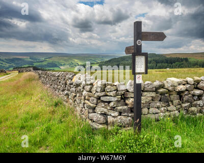 Sechs Dales Trail Wegweiser auf Brunnen Erde Moor in der Nähe von Ramsgill im oberen Nidderdale North Yorkshire England Stockfoto