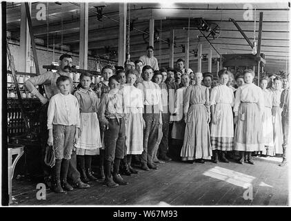 12.00 Uhr Stunde an der Vivian Cotton Mills. Zeigt den Charakter der Hände in eine bessere Klasse Mühle, - gut belüftet und beleuchtet. Cherryville, N.C. Stockfoto