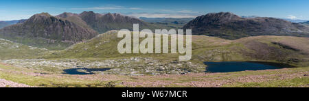 Blick über Lochan eine Bhraghad zu einem Teallach, Beinn Dearg Mor Beinn a', Chlaidheimh Fisherfield Forest, Schottland Stockfoto