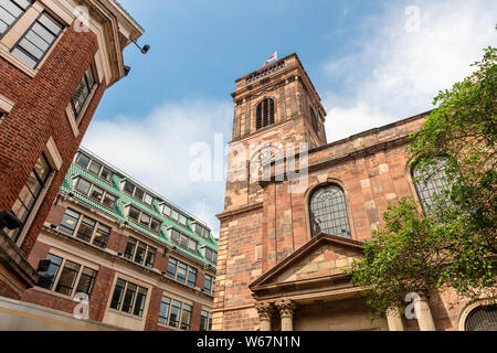 St Ann's Kirche in Manchester, England war im Jahre 1712 geweihten von St Ann's Platz gesehen. Stockfoto