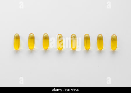 Vitamin Kapseln mit Fischöl. Omega 3-6-9. Vitamin Komplex. Pflege der Gesundheit Stockfoto