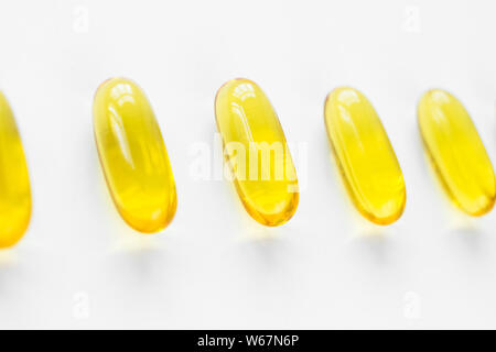 Vitamin Kapseln mit Fischöl. Omega 3-6-9. Vitamin Komplex. Pflege der Gesundheit Stockfoto
