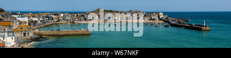 St Ives ist eine Küstenstadt, die Pfarrkirche und Hafen in Cornwall. Die Stadt liegt nördlich von Penzance und westlich von Camborne an der Küste der Irischen See. Stockfoto