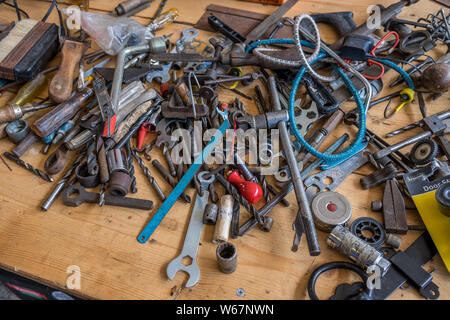 Ein Durcheinander von Tools des Arbeiters auf einem Marktstand Stockfoto