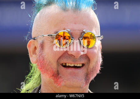 Älterer Punk Rocker mit reflektierender Sonnenbrille in Blackpool, Lancashire, UK. Juli 2019. Das fabelhafte Punk Rebellion Festival kehrt in die Winter Gardens in Blackpool für ein Wochenende mit Live-Punk-Rockmusik zurück. Das Rebellion Festival, ehemals Holidays in the Sun and the Wasted Festival, ist ein britisches Punk-Rock-Festival, das erstmals 1996 stattfindet. Diese für alle offen Veranstaltung zieht Tausende von Besuchern aus dem Ausland, um alle ihre Lieblings-Punk-Musiker an einem Ort zu sehen. Stockfoto