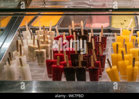 Bunte gefrorenes Eis und Eis pop im Gefrierschrank angezeigt Stockfoto