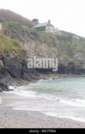 Trevaunance Cove und Punkt. Die hl. Agnes, North Cornwall, an einem Frühlingstag. Stockfoto