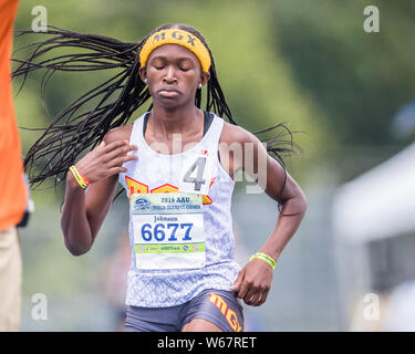 Greensboro, North Carolina, USA. 29. Juli, 2019. Cha'iel Johnson von Miami Gardens Xpress konkurriert in der Mädchen 800 Meter laufen 14 Jahre alt Einleitung während der 2019 AAU Junior Olympic Games bei BB&T Stadium in Greensboro, North Carolina. Prentice C. James/CSM/Alamy leben Nachrichten Stockfoto