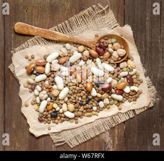 Hülsenfrüchte Mix mit einem Löffel auf einen hölzernen Tisch Stockfoto