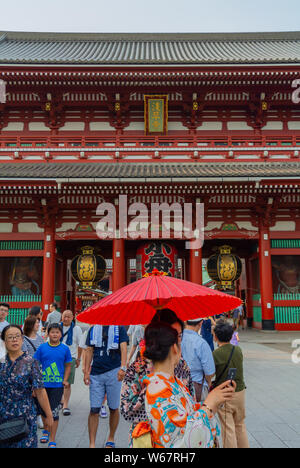 Touristinnen im Kimono mit einem traditionellen japanischen Sonnenschirm vor einem berühmten Senso-Ji Tempel Asakusa, Tokyo, Japan, 2019 Stockfoto