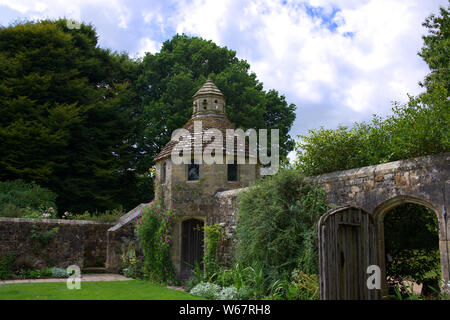 Nymans Haus einschließlich Taube Cote Stockfoto