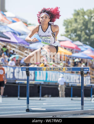 Greensboro, North Carolina, USA. 29. Juli, 2019. Janaiya Jefferson von Kriegern und konkurriert in der Mädchen 400 Meter Hürden 15-16 Jahre alt während der 2019 AAU Junior Olympic Games bei BB&T Stadium in Greensboro, North Carolina. Prentice C. James/CSM/Alamy leben Nachrichten Stockfoto