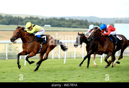 Mannaal geritten von Jockey Megan Nicholls (links) gewinnt den Britischen EBF Premier Stutfohlen "Handicap in Tag zwei des Katar Goodwood Festival in Goodwood Rennstrecke, Chichester. Stockfoto