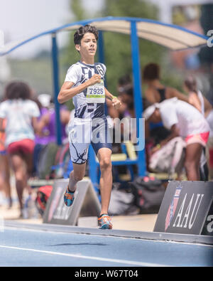 Greensboro, North Carolina, USA. 29. Juli, 2019. Marcus Gaitan von Pearland Track Xpress konkurriert in der Jungen 800 Meter laufen 13 Jahre alt Einleitung während der 2019 AAU Junior Olympic Games bei BB&T Stadium in Greensboro, North Carolina. Prentice C. James/CSM/Alamy leben Nachrichten Stockfoto