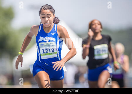 Greensboro, North Carolina, USA. 29. Juli, 2019. Paige Magee von Blue Thunder Titel Club, Links, konkurriert in der Frauen 400 Meter Hürden 17-18 Jahre alt Einleitung während der 2019 AAU Junior Olympic Games bei BB&T Stadium in Greensboro, North Carolina. Prentice C. James/CSM/Alamy leben Nachrichten Stockfoto